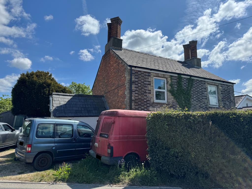 Lot: 102 - PAIR OF FREEHOLD COTTAGES IN A POPULAR VILLAGE LOCATION - Number One and its Parking